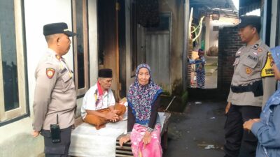 Hari Bhayangkara ke-79, Polsek Kediri Bantu Warga Lansia di Kediri Selatan