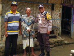 Wujud Kepedulian, Polres Lombok Barat Beri Bantuan Tongkat untuk Lansia di Lombok Barat