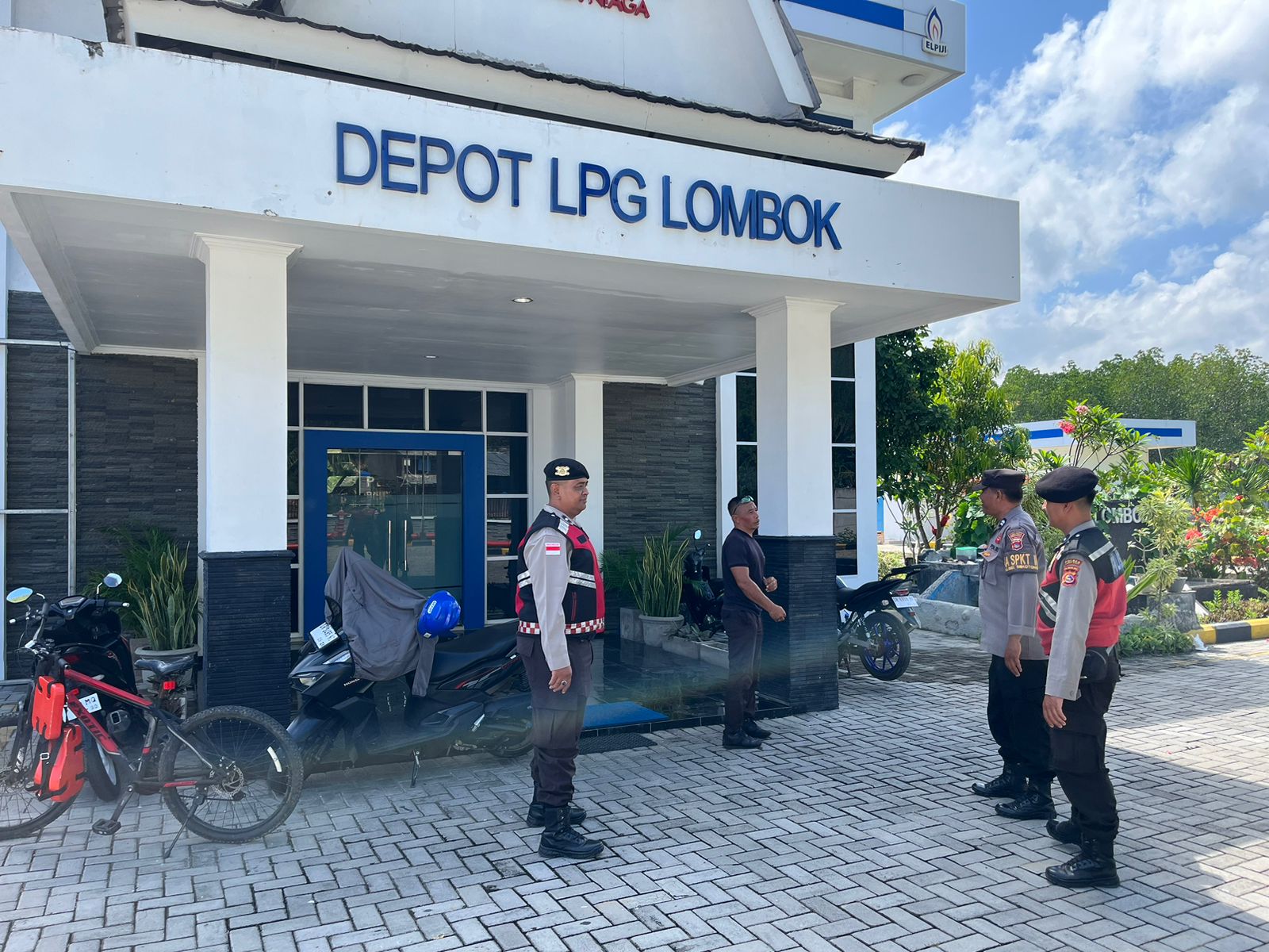 Antisipasi Kriminalitas, Polsek Sekotong Rutin Patroli ke Pusat Ekonomi dan Perkantoran