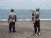 Cuaca Ekstrem Tak Halangi Polisi Kawal Keamanan Pantai Cemare