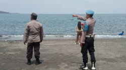 Cuaca Ekstrem Tak Halangi Polisi Kawal Keamanan Pantai Cemare