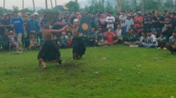 Sinergi Polri dan Warga Sukseskan Peresean HUT Desa Kuripan Timur